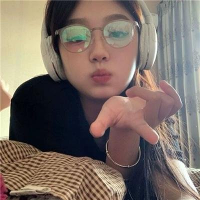 高举爱国语 剧照